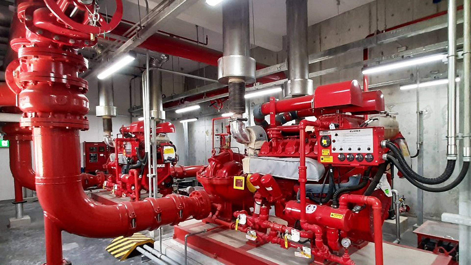 De watervoorziening van sprinklerinstallatie kan bestaan uit door één of meerdere pompen die door een dieselmotor wordt aangedreven. Dit om meer bedrijfszekerheid te hebben in het geval van calamiteiten en niet afhankelijk te zijn van de beschikbaarheid van voldoende elektrische stroom. 